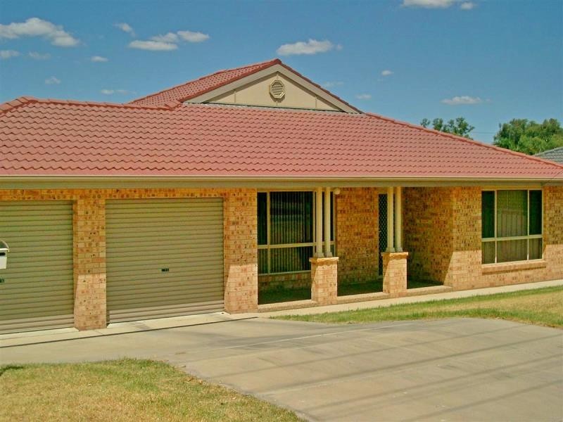 17 Graham Street, Lake Albert NSW 2650