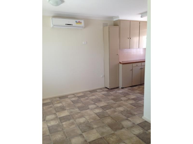 2/5 Henschke Avenue, Tolland NSW 2650