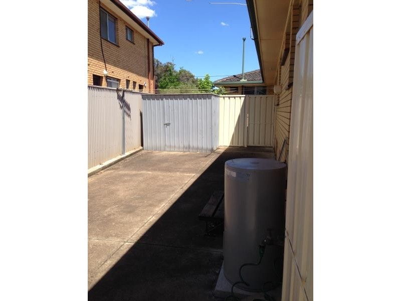 2/5 Henschke Avenue, Tolland NSW 2650