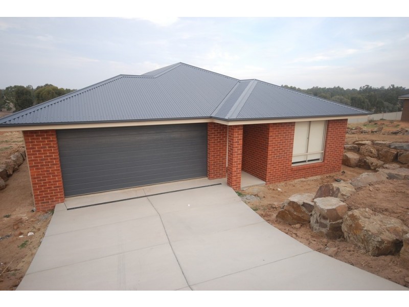 5 Sunvale Crescent, Estella NSW 2650