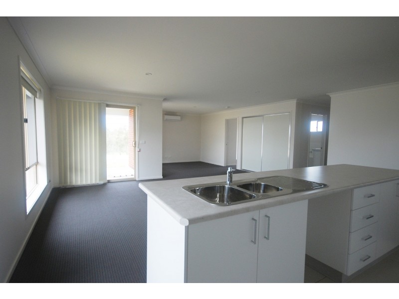 5 Sunvale Crescent, Estella NSW 2650
