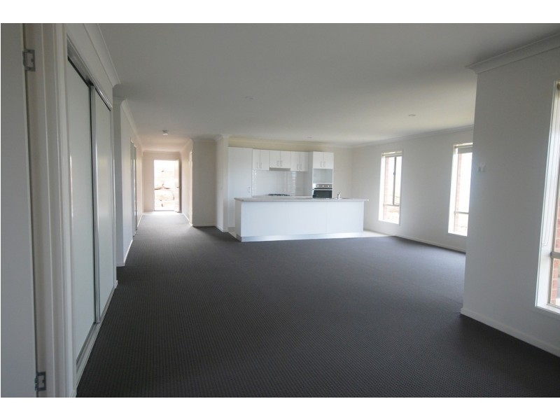 5 Sunvale Crescent, Estella NSW 2650