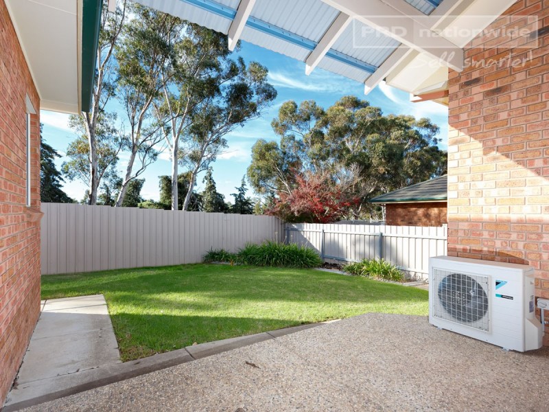 Units 1 and 2/8 Keane Place, Kooringal NSW 2650