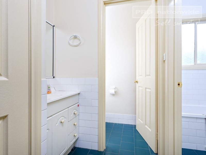 Units 1 and 2/8 Keane Place, Kooringal NSW 2650