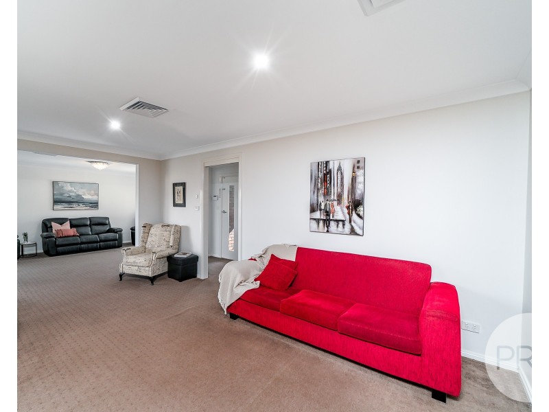 54 Allambie Way, Mount Austin NSW 2650