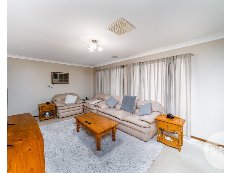 11 Bamarook Crescent, Glenfield Park NSW 2650