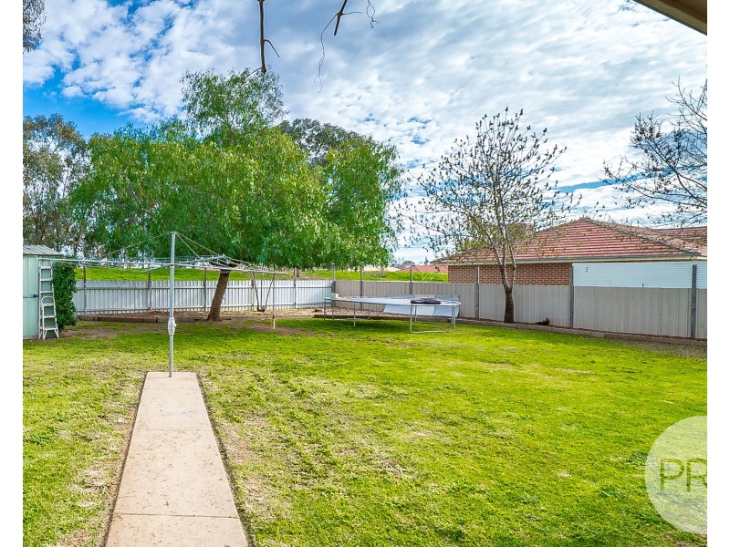 11 Bamarook Crescent, Glenfield Park NSW 2650