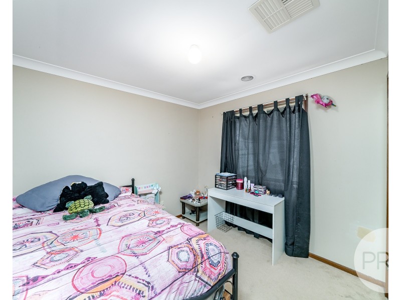 11 Bamarook Crescent, Glenfield Park NSW 2650