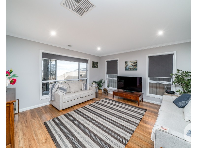 11 Whitten Avenue, Boorooma NSW 2650