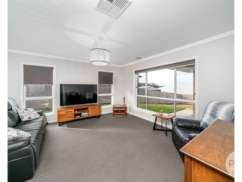 11 Whitten Avenue, Boorooma NSW 2650