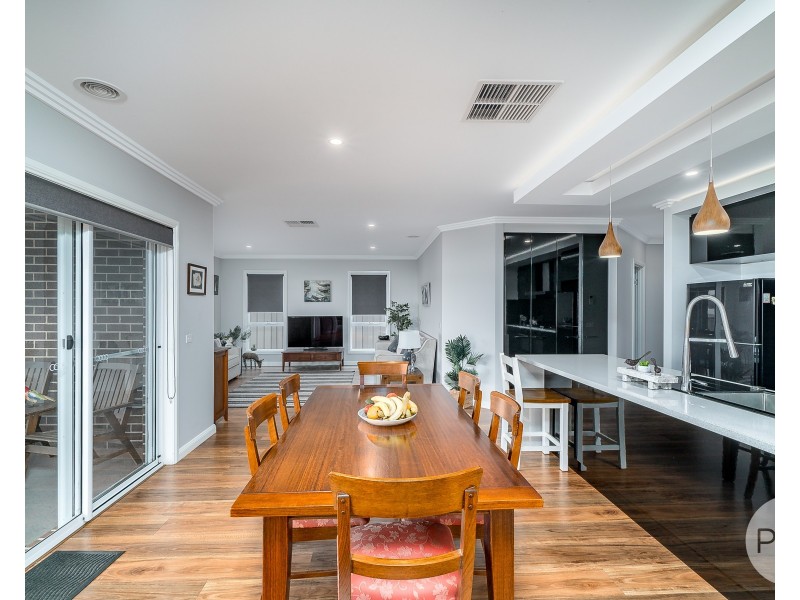11 Whitten Avenue, Boorooma NSW 2650