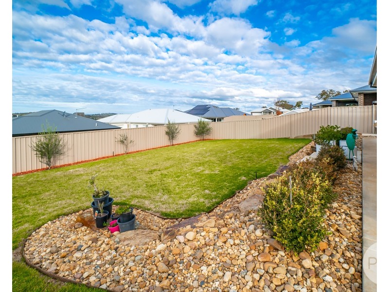 11 Whitten Avenue, Boorooma NSW 2650