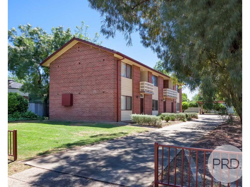 2/17 Cochrane Street, Kooringal NSW 2650