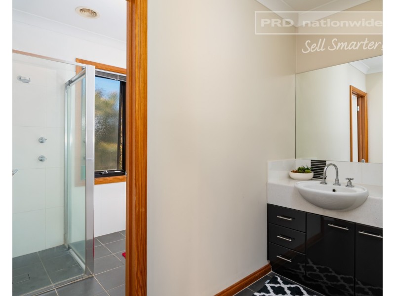 26 Dundale Crescent, Estella NSW 2650