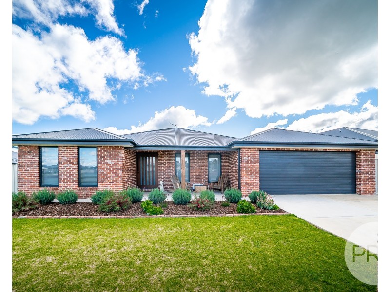 10 Ross Parkway, Gobbagombalin NSW 2650