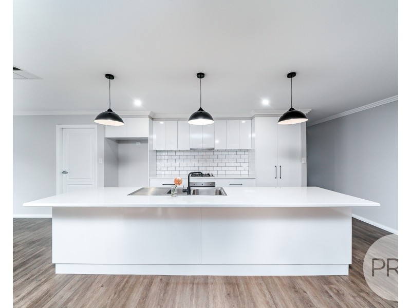 10 Ross Parkway, Gobbagombalin NSW 2650