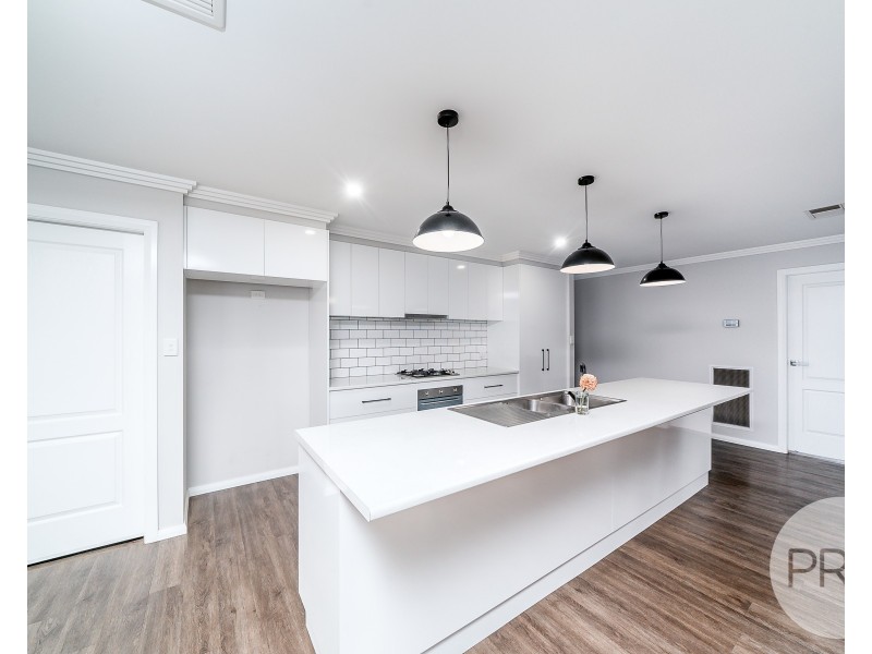 10 Ross Parkway, Gobbagombalin NSW 2650