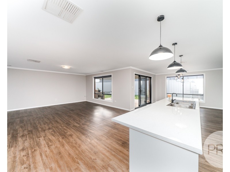 10 Ross Parkway, Gobbagombalin NSW 2650