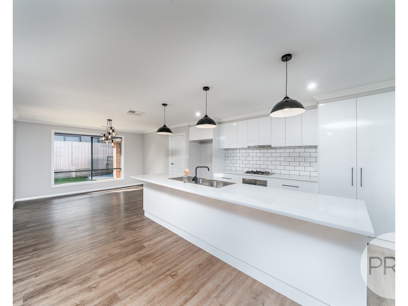 10 Ross Parkway, Gobbagombalin NSW 2650