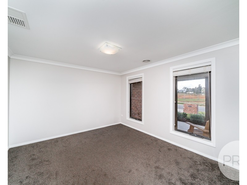 10 Ross Parkway, Gobbagombalin NSW 2650
