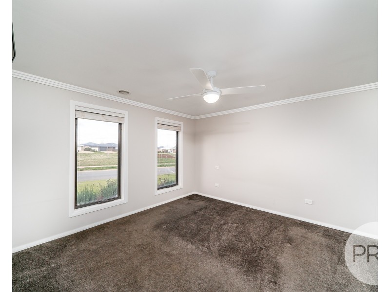 10 Ross Parkway, Gobbagombalin NSW 2650