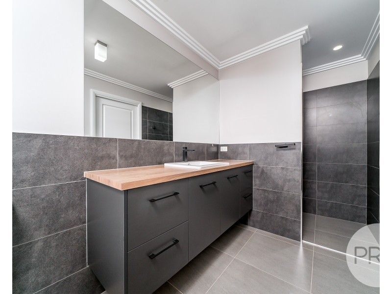 10 Ross Parkway, Gobbagombalin NSW 2650