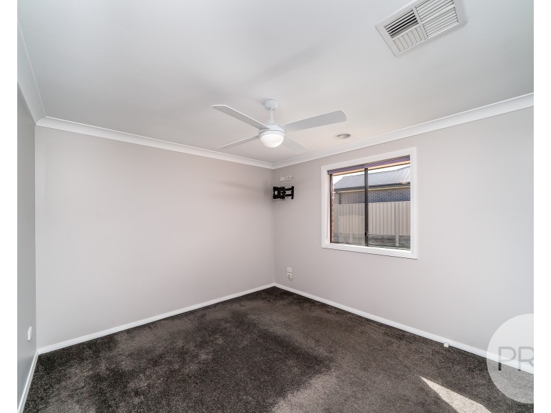 10 Ross Parkway, Gobbagombalin NSW 2650