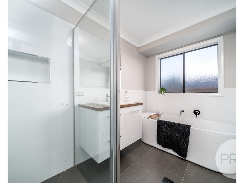 10 Ross Parkway, Gobbagombalin NSW 2650