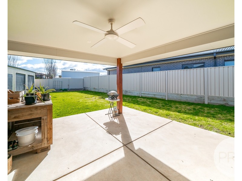 10 Ross Parkway, Gobbagombalin NSW 2650