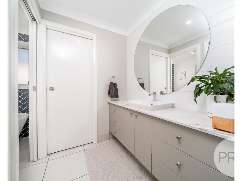 54 Main Street, Lake Albert NSW 2650