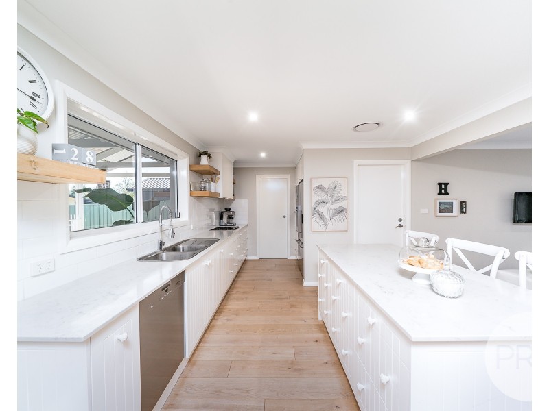 54 Main Street, Lake Albert NSW 2650