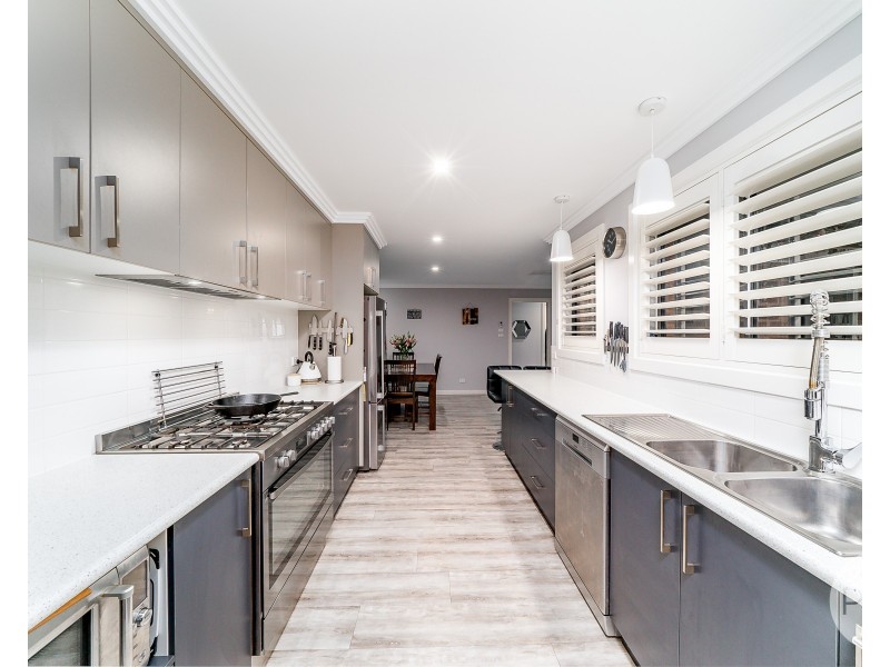 4 Magnolia Parade, Lake Albert NSW 2650