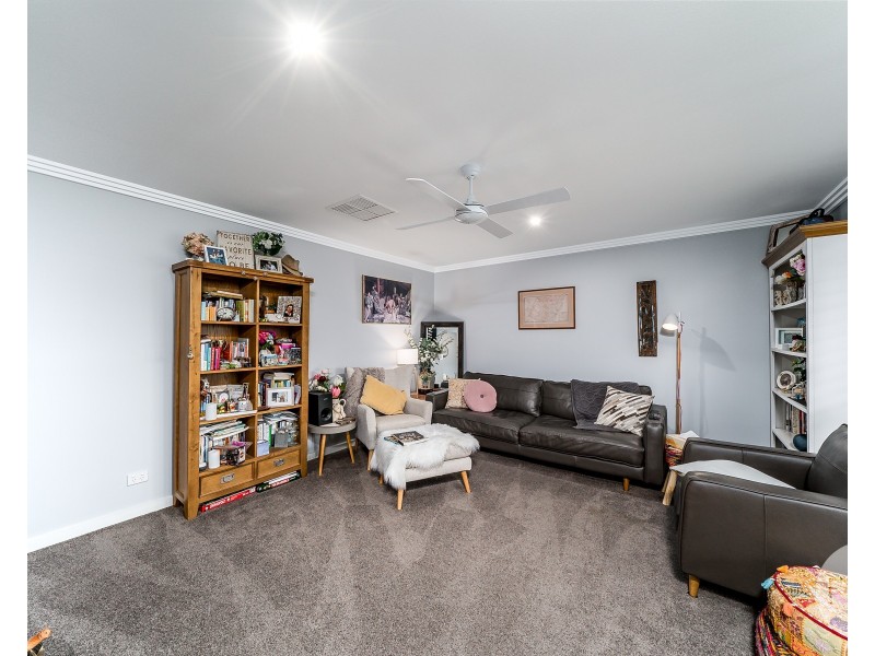 4 Magnolia Parade, Lake Albert NSW 2650