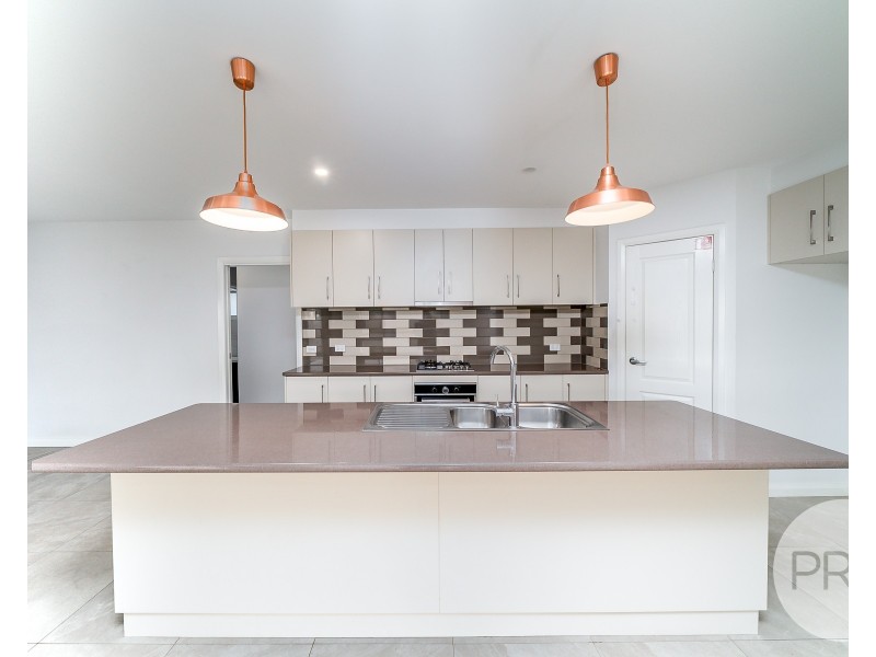 43 Barmedman Avenue, Gobbagombalin NSW 2650