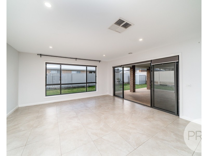 43 Barmedman Avenue, Gobbagombalin NSW 2650
