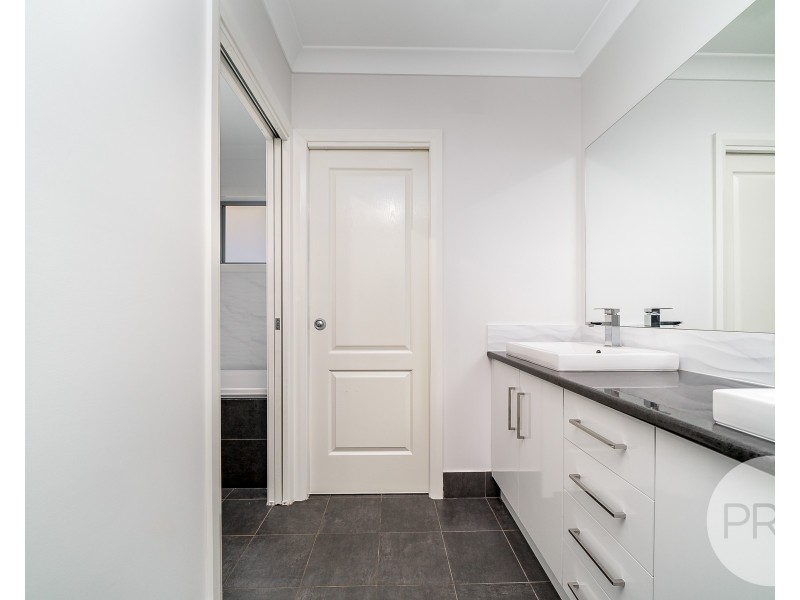43 Barmedman Avenue, Gobbagombalin NSW 2650