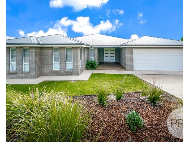4 Watson Boulevard, Lloyd NSW 2650