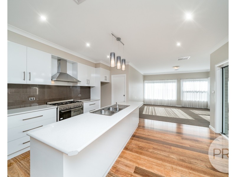 4 Watson Boulevard, Lloyd NSW 2650