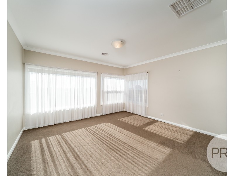 4 Watson Boulevard, Lloyd NSW 2650