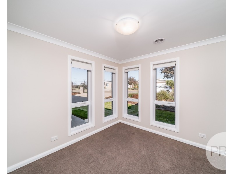 4 Watson Boulevard, Lloyd NSW 2650