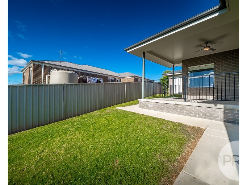 4 Watson Boulevard, Lloyd NSW 2650