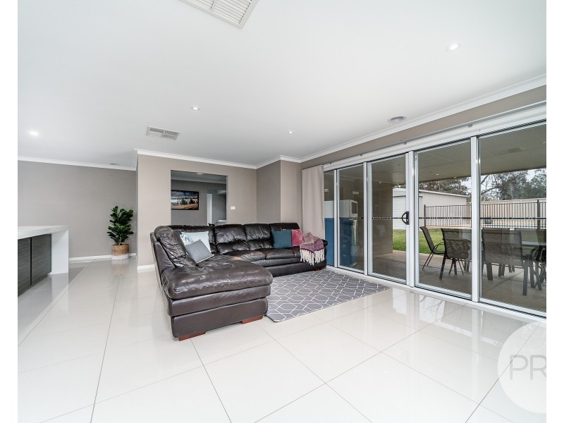 45 Strickland Drive, Boorooma NSW 2650