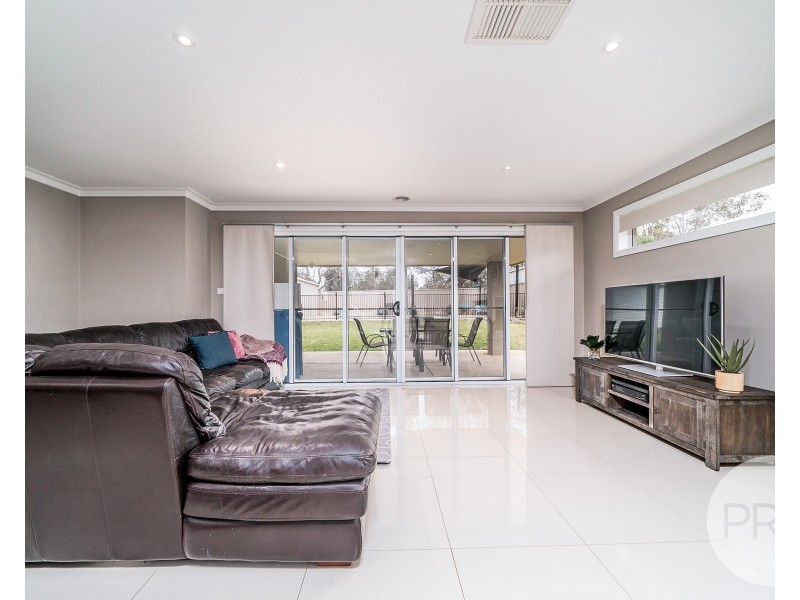 45 Strickland Drive, Boorooma NSW 2650