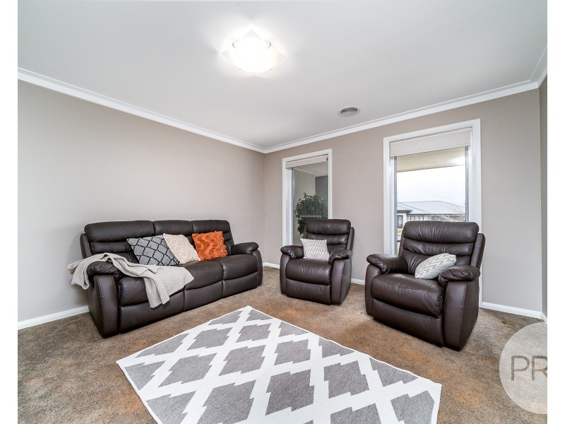 45 Strickland Drive, Boorooma NSW 2650