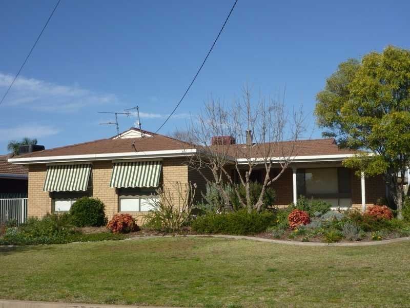 82 Maple Road, Lake Albert NSW 2650