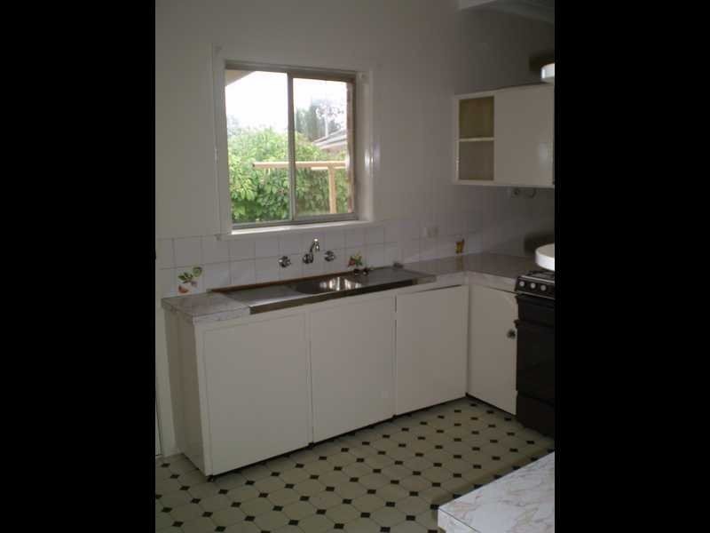 1 Mathoura Avenue, Mount Austin NSW 2650