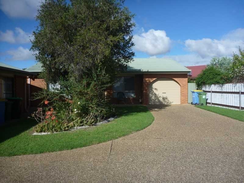 2/2 Borneo Cresent, Ashmont NSW 2650