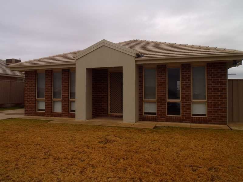 6 Yulong Street, Glenfield Park NSW 2650