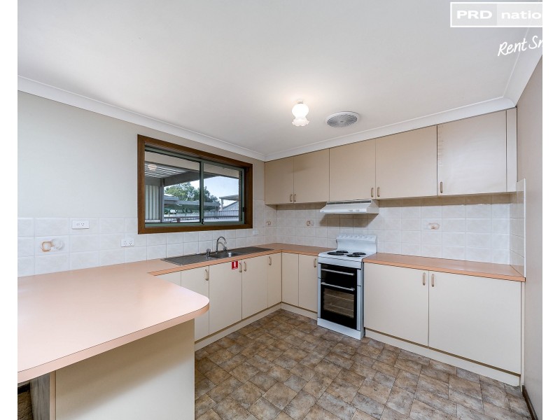 13 Oleander Crescent, Lake Albert NSW 2650