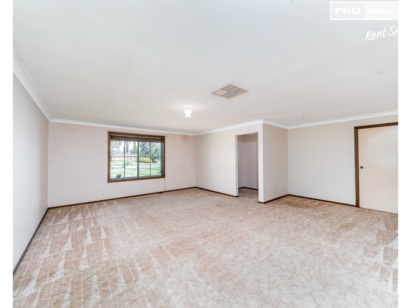 13 Oleander Crescent, Lake Albert NSW 2650